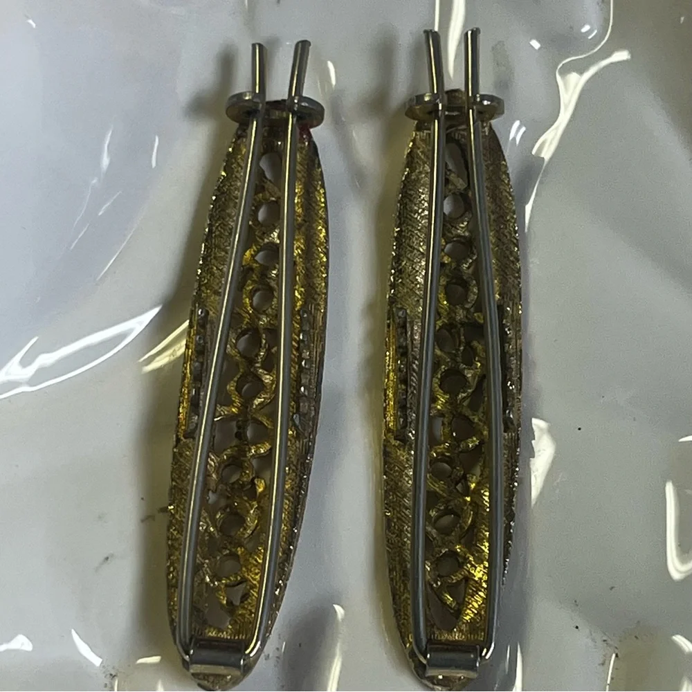 Pair of Vintage Golden Hair Clips with Intricate Design - Picture 8 of 13